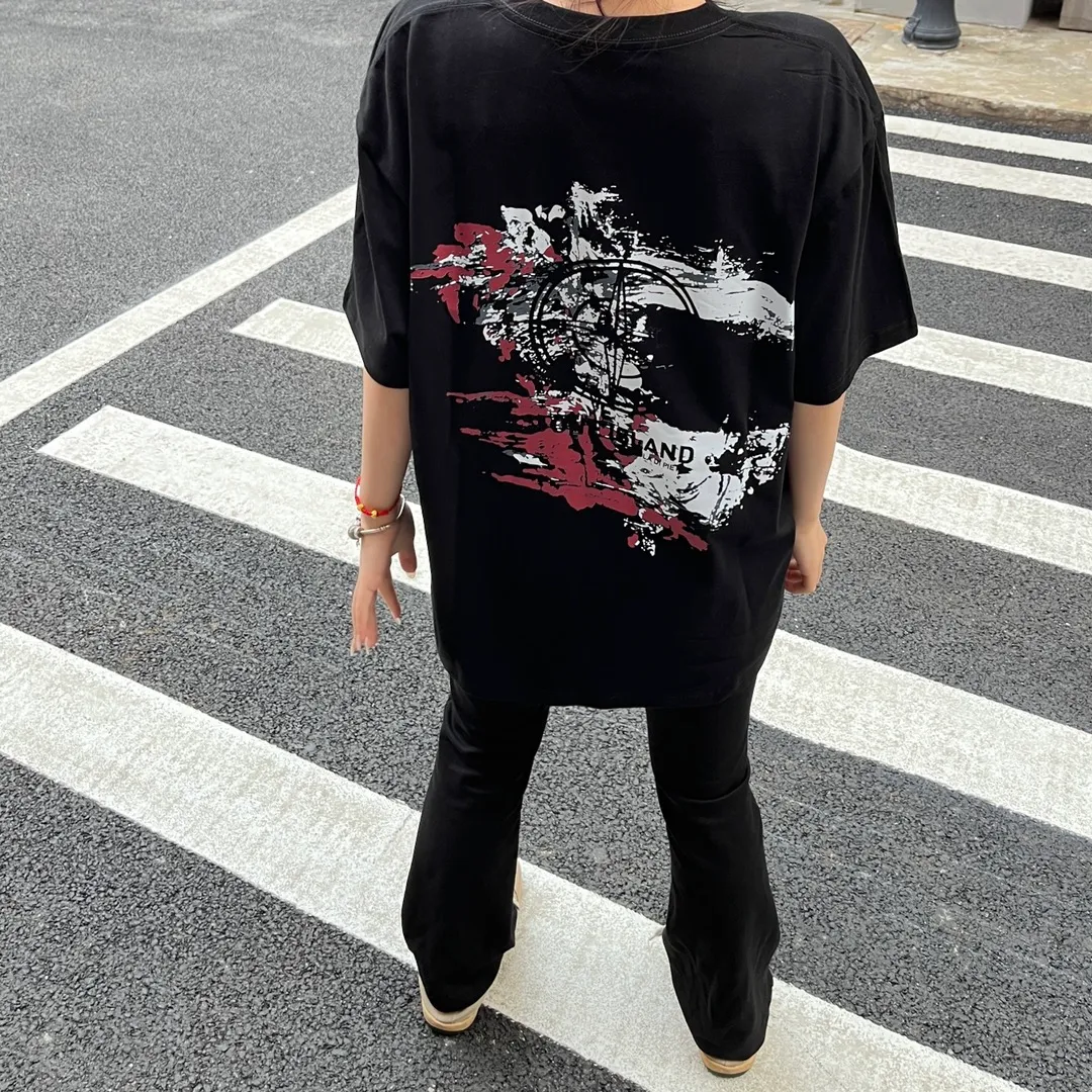 W629#P110💰 [Stone lsland/Stone Island summer new graffiti broken print pattern short-sleeved T-shirt] ⚠️[Original creation with high control of details] - Made of 260 grams of combed cotton with 32 count double yarn, soft and comfortable to the touch, sweat-absorbent and breathable. - Simple basic and versatile style, original quality, the first choice for couples. - Made by a large factory, four needles and five threads on the shoulder, neat alignment, high quality workmanship. - Same style for men and women, very versatile One piece by hand, the details are clearly visible. Color: Black White Size: M L